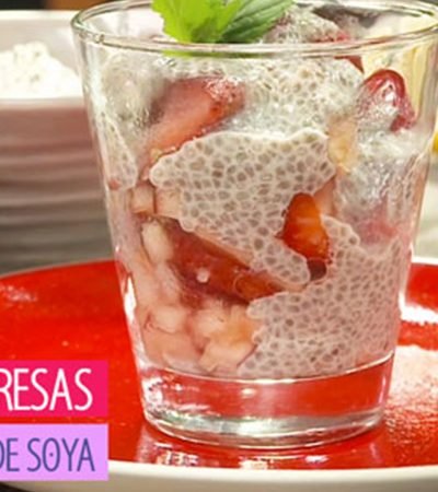 Manzanas y fresas con chía y leche de soya