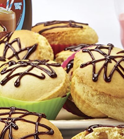 Muffins de vainilla con sorpresa de fresa y jarabe de chocolate