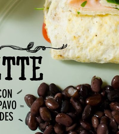 Omelette de claras con pechuga de pavo y hojas verdes