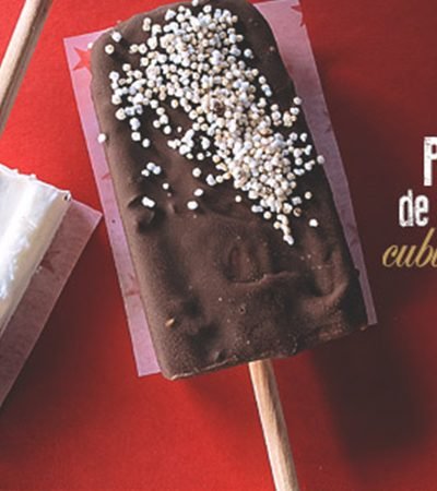 Paletas heladas de yogurt y frutos rojos cubiertas con chocolate