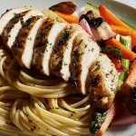 Pasta con pollo asado y vegetales