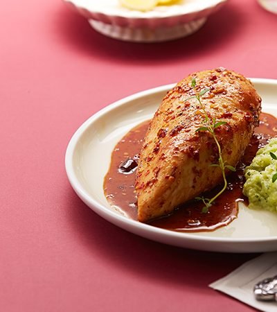 Pechuga de pavo al horno con puré de papa y aguacate