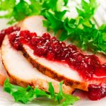 Pechuga de pavo con salsa de arándanos