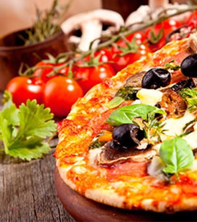 Pizza de aceitunas y champiñones