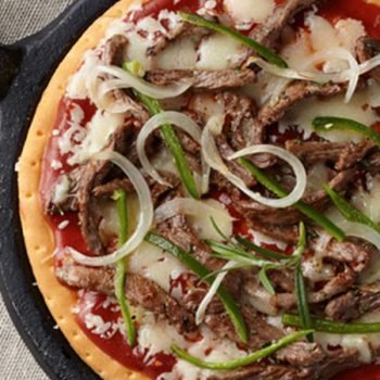 Pizza de arrachera con chiles toreados