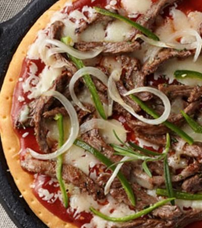 Pizza de arrachera con chiles toreados