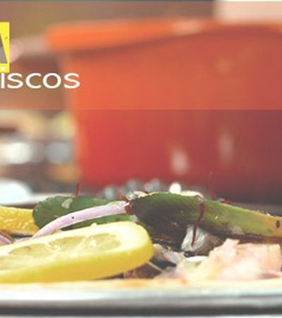 Pizza de mariscos y limón amarillo
