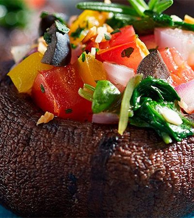 Portobellos rellenos de vegetales con aderezo de limón