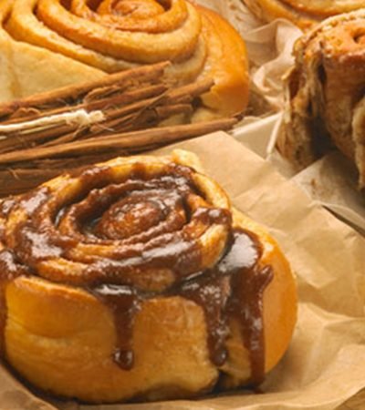Roles de canela con salsa de frutas