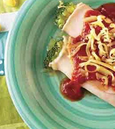 Rollitos de jamón y brócoli en salsa de tomate