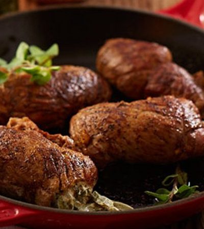 Rollitos de res rellenos con frijoles y rajas con crema
