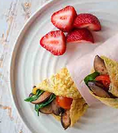 Rollo de huevo con hongos y vegetales