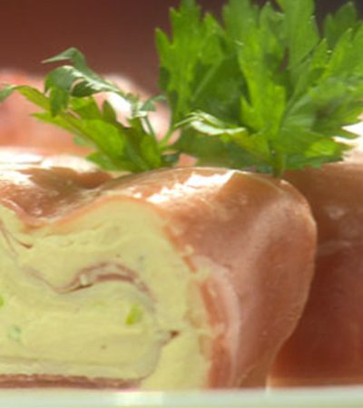 Rollos de jamón serrano con obela y aceitunas