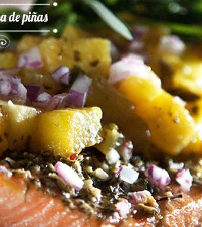 Salmón al horno con salsa de piña y chile de árbol