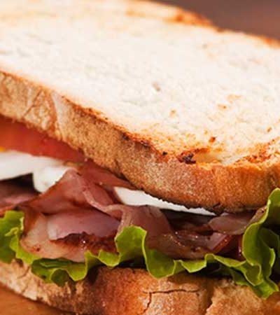 Sándwich de pollo y ensalada de col agria