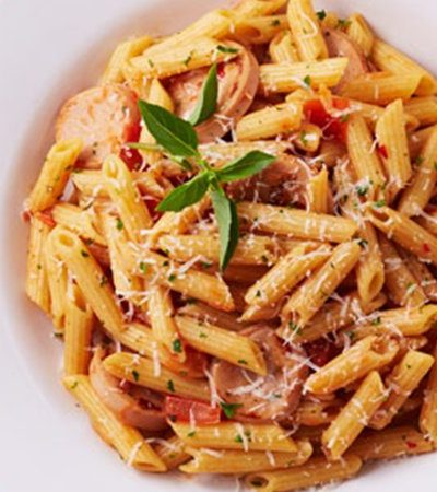 Sartén de pasta pluma con salchichas y vegetales