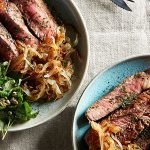 Sirloin con cebollas caramelizadas y berros
