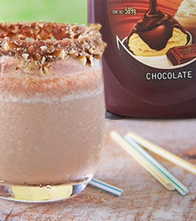 Smoothie de chocolate, manzana y leche de coco