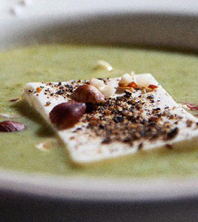 Sopa de brócoli y poro con tofu y almendras