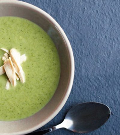 Sopa de brócoli y curry verde