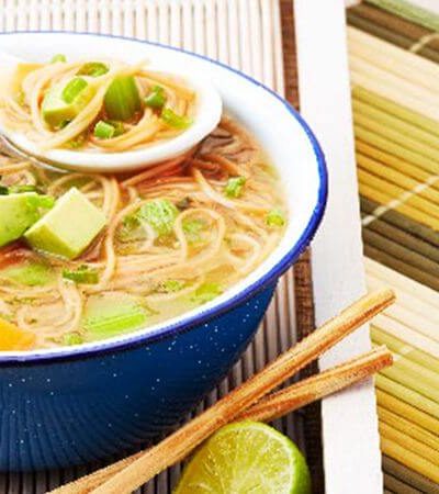 Sopa clara de fideo con vegetales