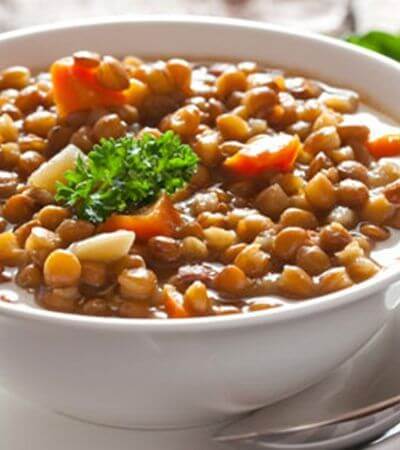 Sopa de lentejas con salchicha y pollo