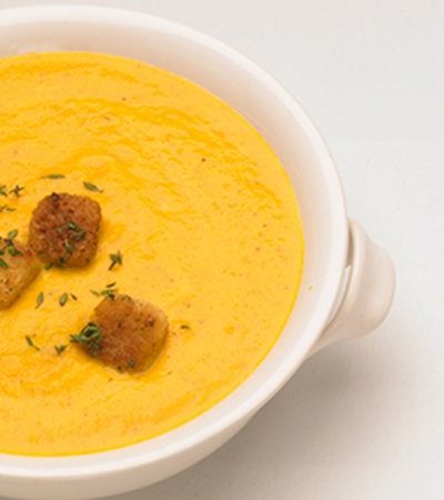 Sopa de zanahoria y ajo rostizado