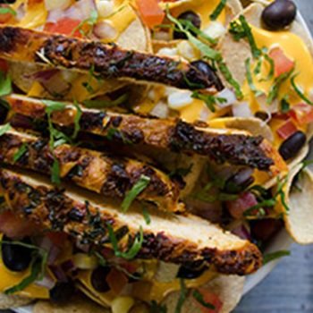 Súper nachos de pollo con mostaza y chile ancho