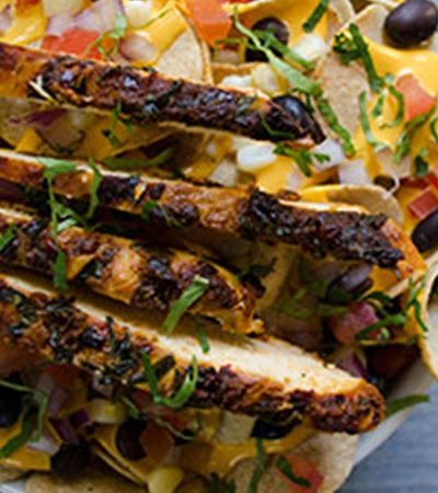 Súper nachos de pollo con mostaza y chile ancho