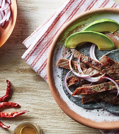Tacos de cecina con salsa macha y aguacate