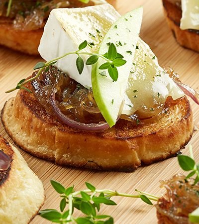 Tapas de manzana con mermelada de cebolla y amaretto