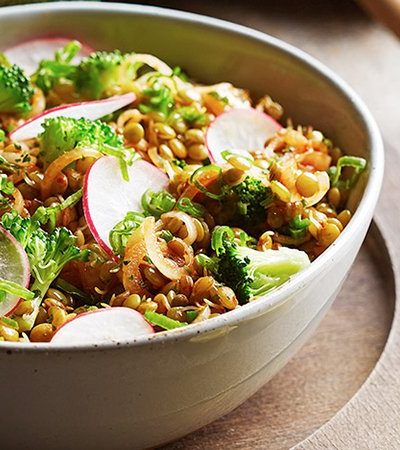 Tazón de lentejas salteadas con brocoli y arándanos