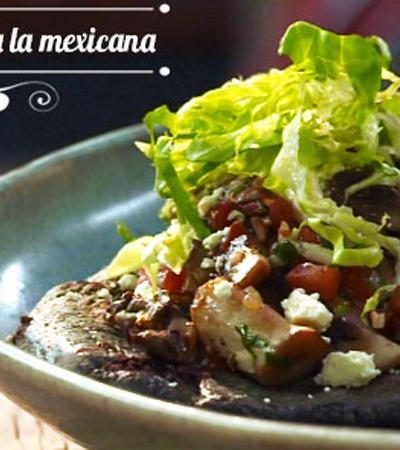Tlacoyos de hongos a la mexicana