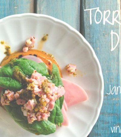 Torre de duraznos, jamón y espinacas con viangreta de cilantro