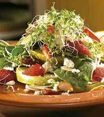 Torre de manzana y fresa con germinados