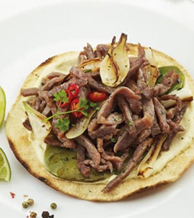 Tostadas de cecina con cebollas y nopales asados