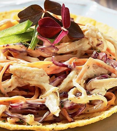 Tostadas de ensalada de col con jalapeño y pollo