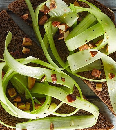 Tostado de apio y almendras