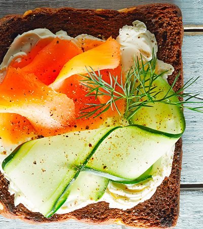 Receta de tostado con pepino y salmon ahumado