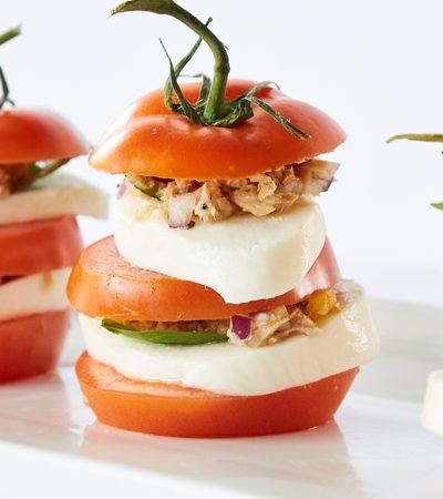 Torre de ensalada caprese con salmón