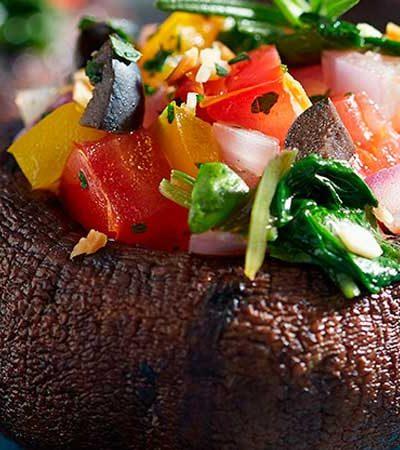 Portobellos rellenos de ensalada de frijol y jícama