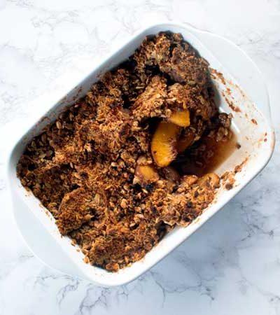 Duraznos al horno con crumble de avena
