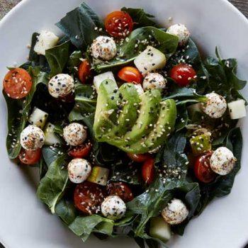 Ensalada de espinacas con vinagreta de ajonjolí